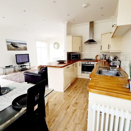 Seas The Day - Beachfront Apartment - Sleeps 4 Ramsgate Buitenkant foto