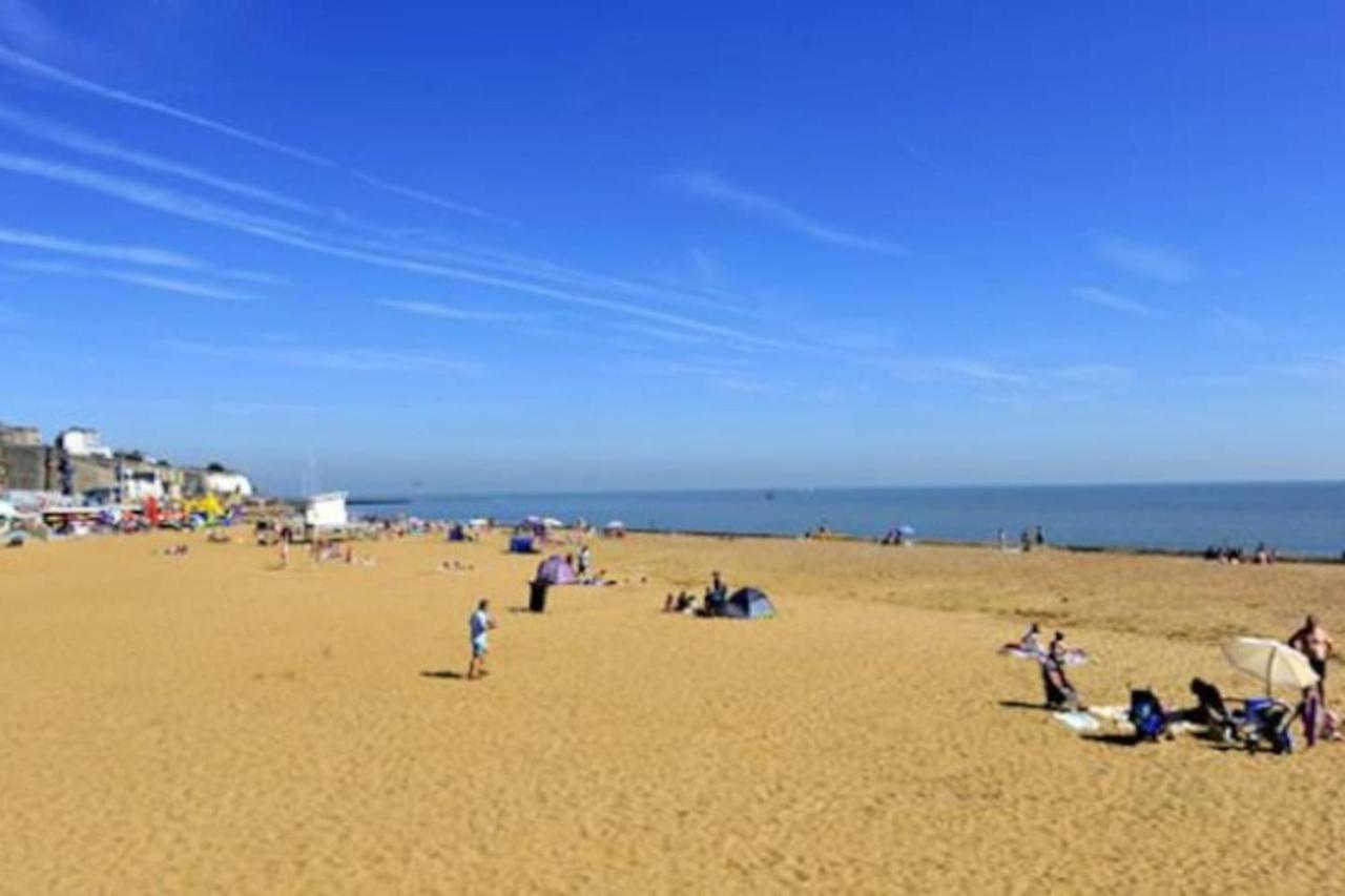 Seas The Day - Beachfront Apartment - Sleeps 4 Ramsgate Buitenkant foto