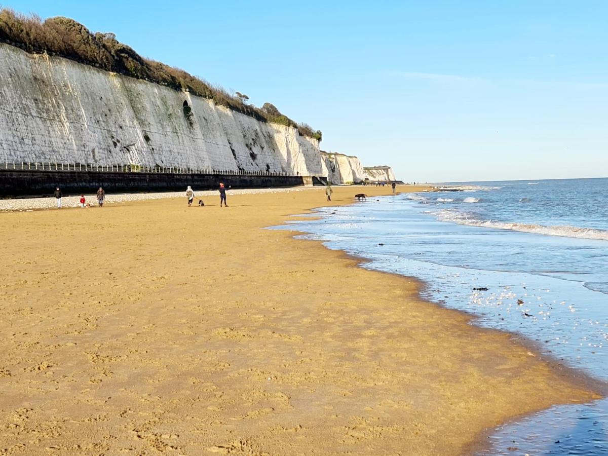 Seas The Day - Beachfront Apartment - Sleeps 4 Ramsgate Buitenkant foto