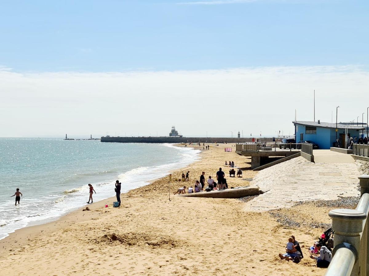 Seas The Day - Beachfront Apartment - Sleeps 4 Ramsgate Buitenkant foto